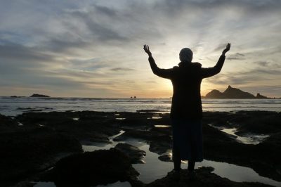 IMAGE: Praise day at night and life at the end.